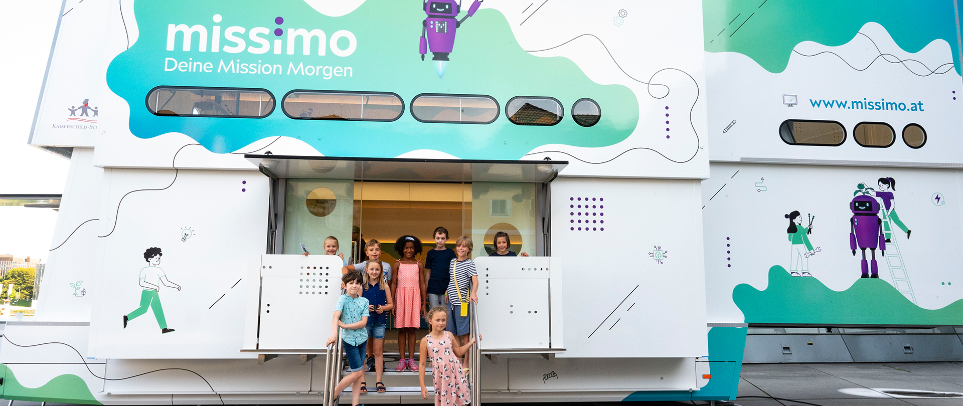 Missimo standing on Hauptplatz Linz (2024).